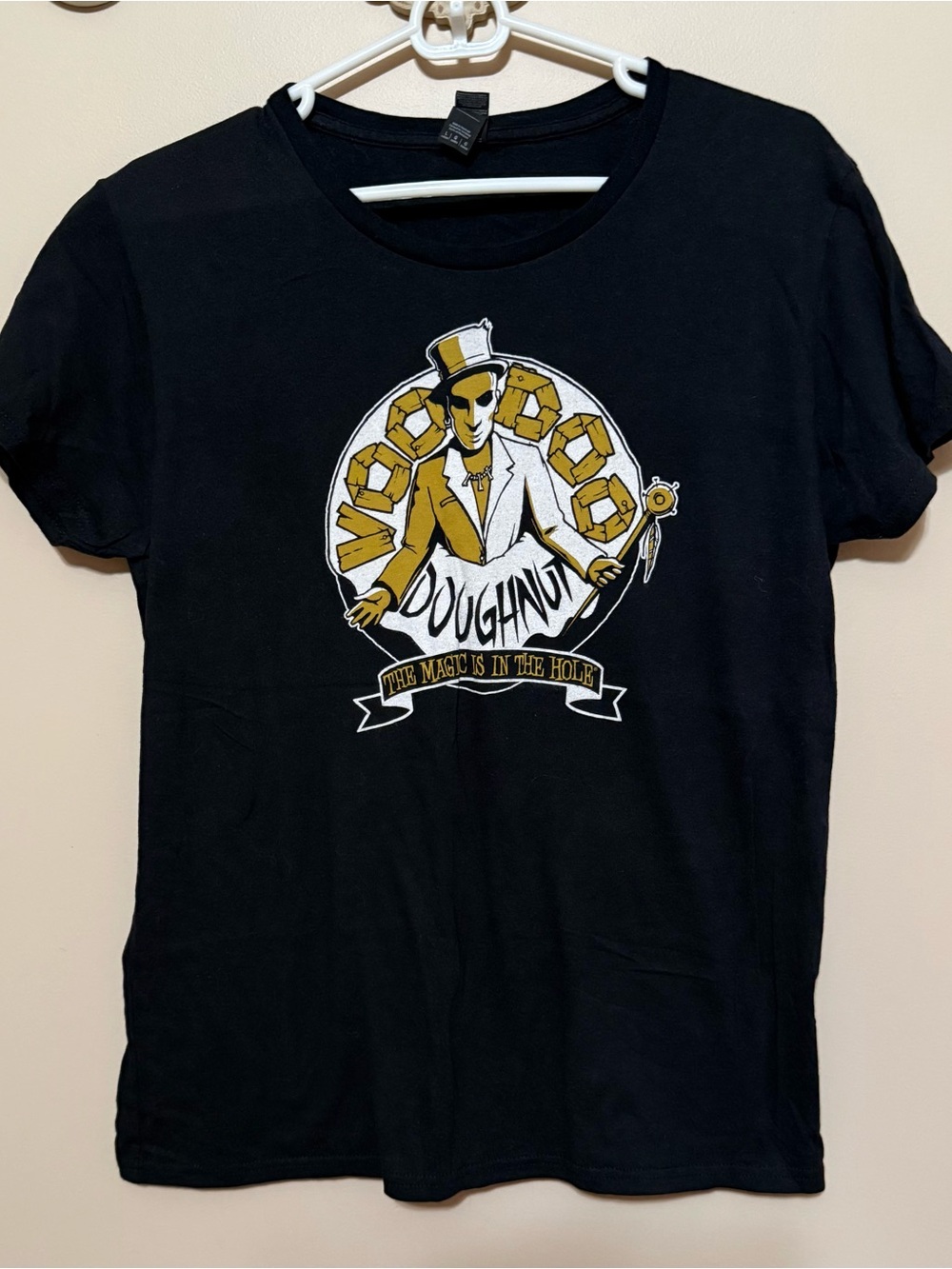 NWOT Voodoo Doughnut - The Magic is in the Hole T-Shirt Sz L